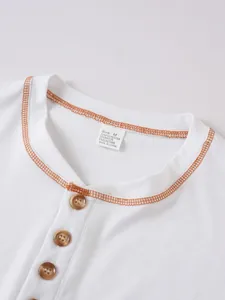 Gros plan d'un t-shirt Henley blanc pour hommes avec coutures contrastées orange et boutons