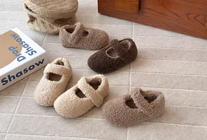 Suaves zapatos de princesa Mary Jane con forro polar para niñas en tonos tierra.