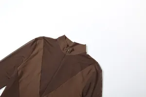 Detalle del cuello alto y el panel de malla en este body marrón de corte ajustado