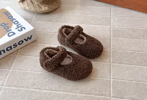 Primer plano de zapatos Mary Jane de felpa marrón para niña con forro polar cálido