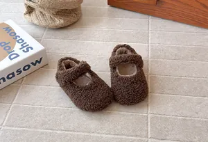Detalle de zapatos Mary Jane de pelo marrón para niña con forro de felpa suave