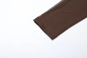 Primer plano de la manga de malla marrón con textura de tela fina y costura clara