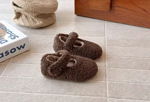 Vista detallada de los zapatos de princesa Mary Jane de felpa marrón con suela blanda para niñas