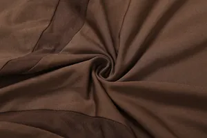 Detalle del tejido de malla marrón oscuro en un body transparente sexy y transpirable