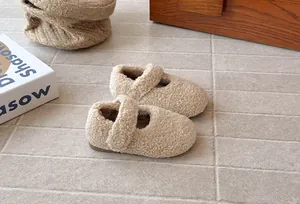 Zapatos Mary Jane de forro polar sherpa beige para niñas con suelas blandas.