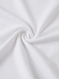 Vue macro de la texture du tissu en coton blanc doux pour chemise Henley décontractée