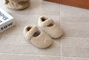 Primer plano que muestra la textura de piel sintética de los zapatos Mary Jane para niñas.
