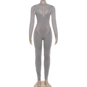 Vista detallada de un mono gris de malla con paneles transparentes sexys y cuello alto