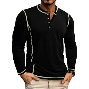 Vue détaillée du t-shirt Henley noir pour hommes à manches longues avec boutons et liseré