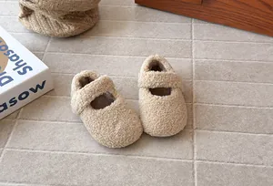 Primer plano de cómodos zapatos Mary Jane de felpa beige para niñas pequeñas