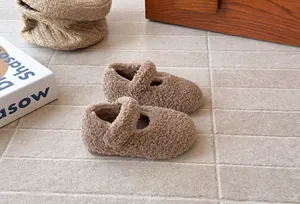 Zapatos Mary Jane de peluche marrón para niñas con suave forro polar, comodidad para el invierno