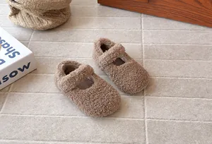 Detalle de zapatos Mary Jane de felpa marrones para niñas con forro suave