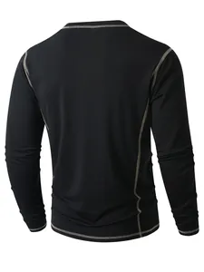 Vue arrière d'un t-shirt décontracté noir à manches longues avec coutures contrastées