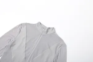 Primer plano del cuello alto y la cremallera del body de malla gris transparente