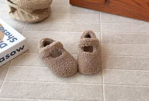 Detalle de zapatos Mary Jane de felpa marrón para niña con textura suave de lana