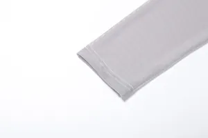 Primer plano del puño de la manga de malla gris con detalle de doble costura