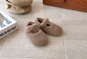 Vista detallada de zapatos de princesa de pelo marrón para niñas en un entorno acogedor