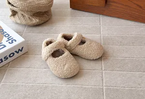 Detalle de la suave textura de felpa de los zapatos Mary Jane para niñas en estilo francés