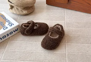 Vista detallada de los acogedores zapatos Mary Jane de lana marrón para niñas pequeñas