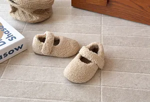 Primer plano de cómodos zapatos Mary Jane de piel sintética beige para niñas