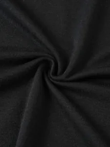 Gros plan détaillé du tissu en maille noire de qualité supérieure d'un t-shirt Henley