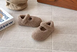 Primer plano de zapatos Mary Jane de pelo marrón muy acogedores para niñas