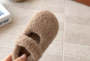 Detalle de los cómodos zapatos Mary Jane de forro polar sherpa marrón para niñas.