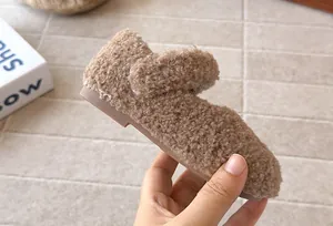 Detalle de zapatos de princesa Mary Jane de felpa marrón para niñas con suela suave