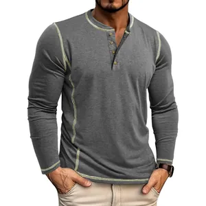 Vue détaillée d'un t-shirt Henley gris pour homme avec coutures contrastées et quatre boutons.