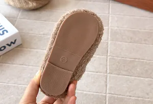 Vista macro detallada de la suela de goma antideslizante de mocasines para niñas