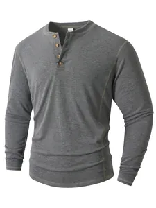 Vue détaillée de face d'un t-shirt Henley gris à manches longues pour hommes avec quatre boutons