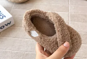 Primer plano que muestra el forro de vellón grueso y suave de los zapatos de invierno