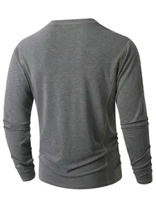 Vue arrière détaillée d'un t-shirt henley gris chiné à manches longues pour hommes