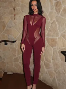 Mono ajustado sexy burdeos para mujer con retazos de malla, cuello alto y manga larga
