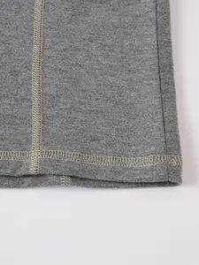 Gros plan sur les coutures flatlock de qualité du t-shirt Henley gris à manches