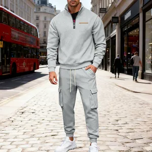 Ανδρικό σετ: γκρι φούτερ με μισό φερμουάρ και ασορτί παντελόνι cargo σε αστικό δρόμο