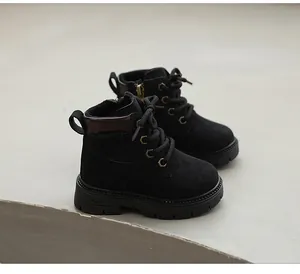Zijaanzicht van zwarte Martin-boots voor kinderen met bruine kraag en warme voering