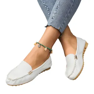 Stijlvolle witte damesloafers in lederlook met instapmodel en gouden gesp detail