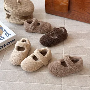 Zapatos Mary Jane de lana sherpa para niñas pequeñas con suelas suaves en tonos tierra.