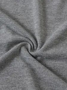 Gros plan sur la texture du tissu en maille gris doux de ce chemisier Henley décontracté pour homme