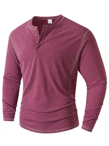 Gros plan d'un t-shirt Henley bordeaux à manches longues pour hommes avec coutures contrastées