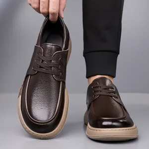 Chaussures décontractées en cuir marron pour hommes avec lacets et semelle souple.