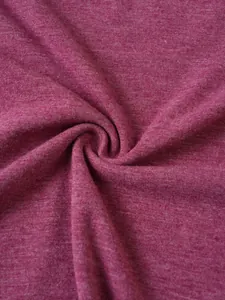 Détail en gros plan de la texture du tissu rose chiné pour chemise Henley décontractée