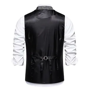 Vue arrière professionnelle d'un gilet de costume noir pour homme avec boucle réglable.