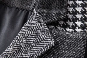 Gros plan sur le patchwork pied-de-poule et chevrons d'un gilet de costume pour homme