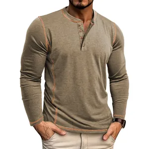 Vue détaillée du t-shirt Henley à manches longues pour hommes avec patte de boutonnage.