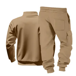 Πίσω όψη ανδρικής φόρμας fleece σε χακί χρώμα με μπλούζα με φερμουάρ και παντελόνι cargo