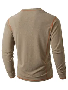 Vue arrière d'un t-shirt Henley à manches longues pour hommes en kaki avec coutures.