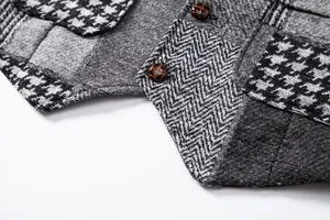 Détail en gros plan d'un gilet de costume rétro pour homme avec patchwork et boutons