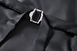 Détail du gros plan montrant la boucle réglable en métal argenté d'un gilet d'homme